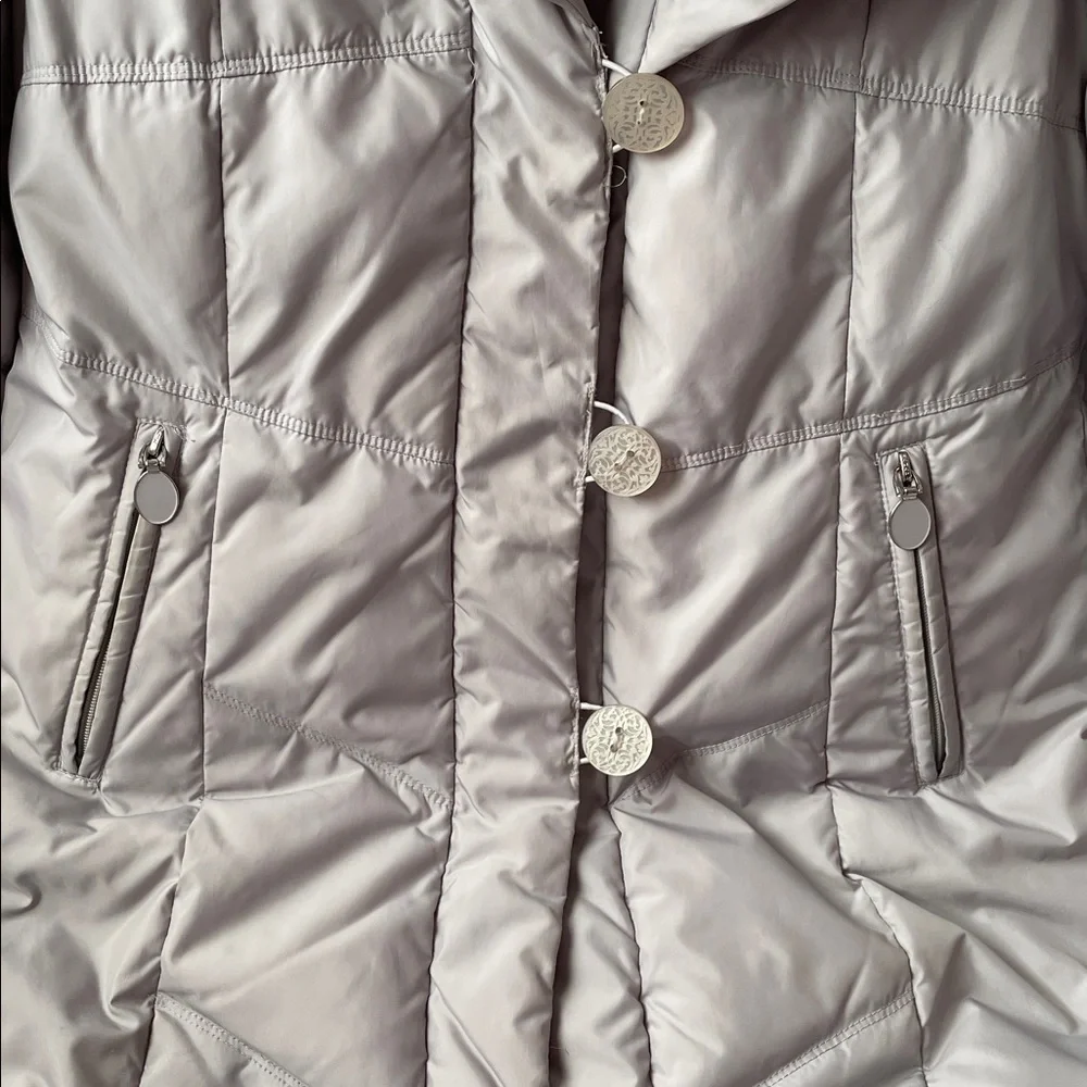 Tahari Light Gray Puffer Jacket. Size Medium. - Picture 3 of 7